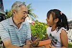 Großvater und Enkelin Gartenarbeit