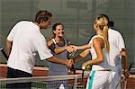 Tennis joueurs secouant les mains chez Net après le match de tennis