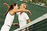 Tennis joueurs étreindre mutuellement sur le net après Match