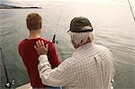 Père et fils sur le bateau de pêche