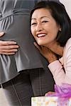 Femme enceinte avec une femme asiatique Mature à une douche de bébé