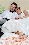 Braut und Bräutigam schlafen unter präsentiert