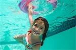 Mädchen mit aufblasbaren raft unter Wasser im Schwimmbad, Porträt