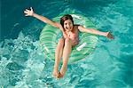 Mädchen im aufblasbaren Floß in Schwimmbad, Porträt