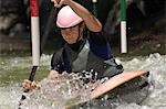 Jeune femme kayak d'eau vive
