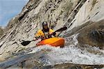 Homme kayak en rivière de montagne