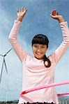 Girl (7-9) spielen mit Hula hoop reifen am Windpark, Porträt
