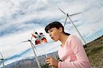 Girl (7-9) spielen mit Spielzeug-Windrad im Windpark