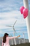 Girl (7-9) spielen mit Luftballons am Windpark