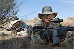 Soldaten, die mit dem Ziel Gewehre im Bereich konzentrieren sich auf Soldat im Vordergrund