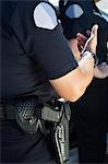 Officier de police avec pistolet automatique