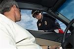 Policier parle avec chauffeur, vue de voiture