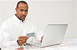 Homme faire des transactions en ligne