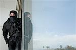 SWAT-Team-Offizier im Fenster