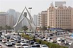 Dubaï, Émirats Arabes Unis, le trafic est sauvegardé dans toutes les directions au rond-point de la tour de l'horloge sur Al Maktoum Road.