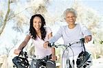 Mère et fille avec des vélos de montagne