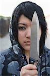 Jeune femme posant avec couteau
