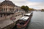 Vue de Barges sur les bords de Seine, Paris, Ile-de-France, France