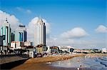 China, Provinz Shandong Qingdao City. Moderne Wolkenkratzer im Badeort Strand ist das Segeln Veranstaltungen der Olympischen Spiele 2008.