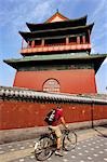 China, Peking. Ein Radfahrer auf dem Trommelturm - Ming Dynastie höher 1273 markieren das Zentrum der alten mongolischen Hauptstadt erbaut.