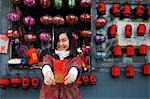 Chine, Beijing. Une fille chinoise, porter des vêtements de style traditionnel chinois détenant une enveloppe Hongbao qui est reçue avec de l'argent par les étudiants et les enfants pendant le Festival de printemps pour le nouvel an chinois.