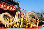 Chine, Beijing. Beiputuo temple et film studio. Chinese New année Spring Festival - artistes de la danse du Dragon.