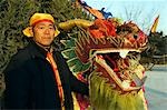 Chine, Beijing. Beiputuo temple et film studio. Festival chinois nouveau printemps de l'année - interprète de la danse du Dragon.