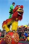 China, Peking. Beiputuo Tempel und Film Studio. Chinesische Neujahr Frühlingsfest - Tanz Löwe Interpreten.