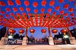 Chine, Beijing. Chinese New année Spring Festival - décorations de lanterne rouge au temple du parc Ditan équitable.