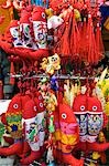 China, Peking. Chinese New Year Spring Festival - Fisch Dekoration zum Verkauf im Ditan Park Tempel fair.