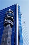 Reflet de la tour de télécommunications Entel dans un immeuble de bureaux, La Moneda