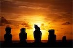 Le soleil couche sur le Pacifique Ahu Vai Uri au soir une plate-forme cérémonielle avec quatre moais larges, trapus et le moignon d'un cinquième au centre cérémoniel de Tahai. Tahai est juste à quelques pas de la principale agglomération de l'île de Pâques, Hanga Roa sur la côte ouest de l'île, soutenu par l'océan Pacifique.