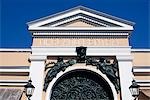 Le Mercado Central abrite un pittoresque marché de fruits, de légumes et de poissons ainsi qu'un grand nombre de restaurants de fruits de mer petit. La structure métallique a été érigée à Santiago en 1868AD et préfabriquée en Angleterre.