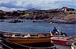 Chile, Osterinsel, La Perouse Bay. Ein Fischer auf seinem Fischerboot vor Anker in einem kleinen Hafen in La Perouse Bay an der nördlichen Küste der Insel.