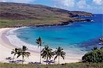 Chili, île de Pâques, Anakena. Anakena Beach avec son sable, turquoise de la mer blanche et les palmiers. Anakena est considéré comme le lieu de débarquement site et logement de Hota Matu'a, la première polynésienne à s'installer sur l'île de Pâques, dans la tradition orale Rapa Nui.