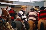 Chile, Region VI, Parral. Huasos an einem regionalen Rodeo-Wettbewerb teilnehmen.