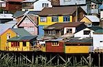 Maisons de Chili, région X. traditionnel recouvert de bardeaux, Palifitos Castro, île de Chiloé, Chili.
