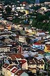 Chili, région X, Puerto Montt. Vue sur les toits de la ville de Puerto Montt.