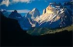 Chile, Torres del Paine Nationalpark. Sonnenuntergang über dem westlichen massiv von den Torres del Paine