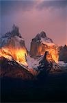 Chile, Torres del Paine Nationalpark. Sonnenaufgang auf dem Gipfel der Los Cuernos.