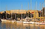 Licht des späten Nachmittags auf Yachten im Hafen mit dem Roman Amphitheatre im Hintergrund