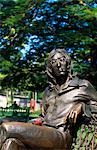 Bronzestatue von John Lennon auf der Parkbank im Stadtpark von Havanna, Kuba