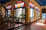 Cuba, la Havane. Arches de vitraux appelées Virales, Casa del Marques de Aguas Claras, Plaza de la Catedral, la Havane