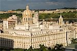 Cuba, la Havane. Musée de la révolution. Il fut le siège du gouvernement cubain depuis 40 ans. Il a été conçu pour abriter le Gouvernement Provincial de la Havane, mais il fut achevé en 1920 pour le palais présidentiel.