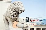 Cuba, Cienfuegos. Statue d'un Lion sur le bord de Jose Marti Plaza, Cienfuegos