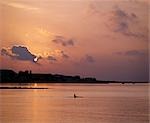 Ein Fischer Verschluesse sein kleine Boot über Tadjoura Bucht bei Sonnenaufgang.