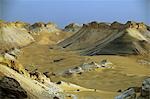 Deux 4x4 descendent l'escarpement sur l'approche à l'Oasis de Dakhla dans le désert occidental, en Égypte