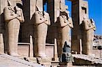Headless statues de Ramsès II bordent la Cour à l'entrée du Ramesséum, Luxor.