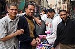 Caractères dans le marché sur la charia El Muski près de Khan el-Khalili, le Caire, Egypte