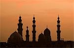 Les minarets de la mosquée de Hassan Sultan belle silhouette contre le soleil couchant, le Caire, Egypte
